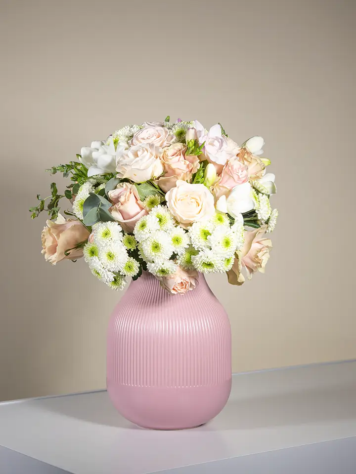 Bouquet roselline pesca santini bianchi in vaso rosa